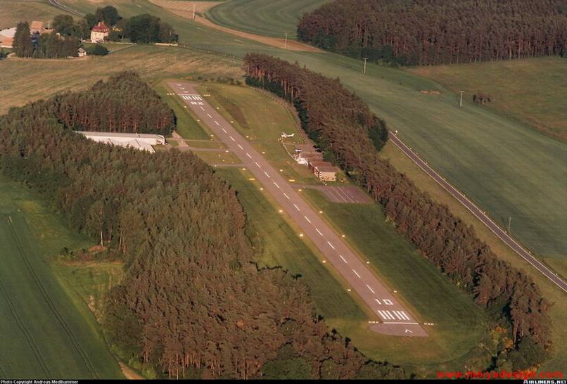 德国Ratisbon Oberhub机场。下了飞机回家，除了坐车，还可以骑马，马可以栓在树林里。